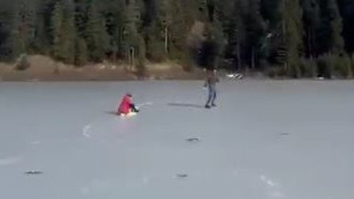 Buz tutan gölette kızak coşkusu