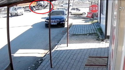 Üst geçidi kullanmadı canında oluyordu! Metrelerce savruldu