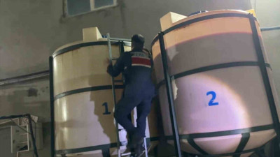 Jandarma tanklara tırmandı: Kirleri çıkarmayan deterjanlara baskın