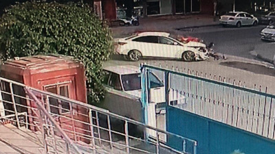 Mersin'deki feci kaza kamerada: Otomobiller çarpıştı, yaralılar var