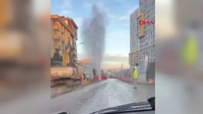 Kadıköy'de boru patladı! Tazyikli su metrelerce yukarı fışkırdı