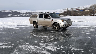 Buzla kaplı Çıldır Gölü’ne 2 tonluk aracı ile çıktı!