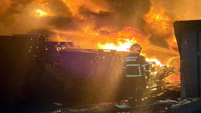 Hurda deposunda yangın faciası! Alevler gökyüzüne yükseldi