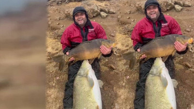 30 ve 13 kiloluk balıklara bebek gibi baktı: O anlar kameraya yansıdı