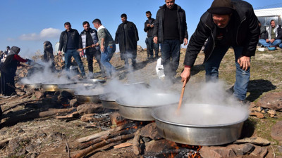Endişeli çiftçiler, yağmur duasına çıktı