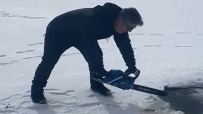 Buz tutan gölette testereyle balık avladılar