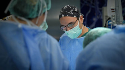 Küçük çocuğun boynu yandı, çenesi gövdesine yapıştı