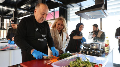 Yüreğir'de erkekler cinsiyet eşitliğine dikkat için mutfağa girdi