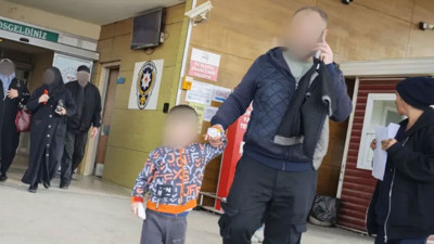 Demir kapıya elini sıkıştıran çocuğun parmağı koptu!