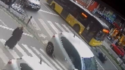 İETT otobüsünün yaya geçidinde çarptığı kadın öldü! O anlar kamerada...