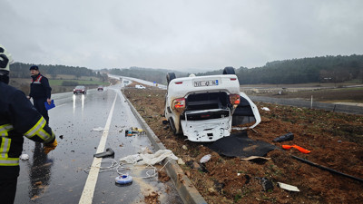 Otomobil takla atarak refüje çıktı
