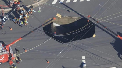 Çöken yola kamyonet düştü! Şoförü kurtarma çalışmaları sürüyor