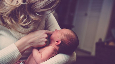 Uzman isimden yeni annelere 'sosyal medya' uyarısı: Yetersizlik hissine yol açabilir