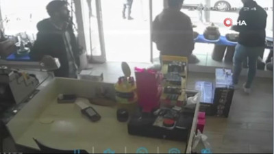 Müşteri gibi gelip sadaka kutusunu böyle çaldılar! Kamera kayıttaydı...