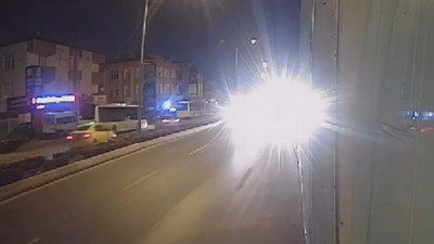 Ataşehir'de otomobil İETT otobüsüne çarptı: 1 ölü 2 yaralı