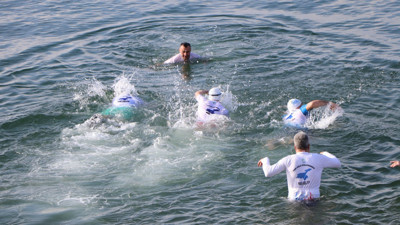 Buz gibi suda kulaç attılar