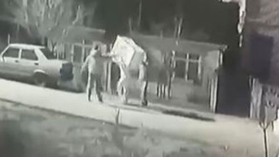 Çamaşır makinesini sırtına yükleyip çaldı