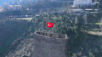 1 yıldır Türk Bayrağı asılamıyordu bugün asıldı