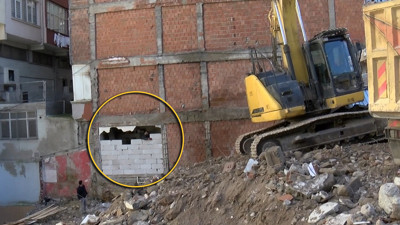 Kepçe operatörü hemen çalışmayı durdurdu