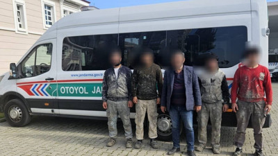 Şüpheli araçtan 4 kaçak göçmen yakalandı