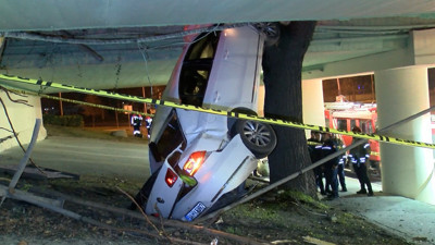 Viyadükten düştü! Araç havada asılı kaldı