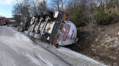 Akaryakıt yüklü TIR şarampole devrildi