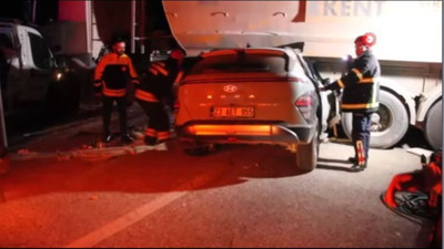 Manisa’da otomobil kum yüklü kamyona ok gibi saplandı! Sürücü öldü, yaralılar var