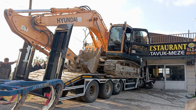 Freni arızalanan TIR iş yerin daldı! Sürücüsü böyle kurtarıldı