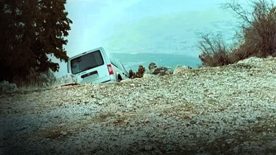 Korku filmini aratmayan görüntü! Araç kayalıklarda asılı kaldı