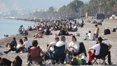 Antalya sahilleri tatilcilerle doldu taştı