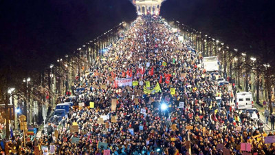 Almanya'da gerilim artıyor: Berlin'de on binler sokağa indi