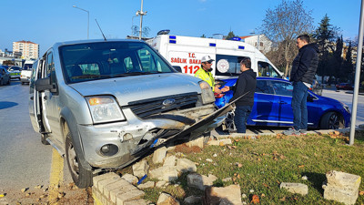 Çarpmamak için refüje çıktı: 2 yaralı