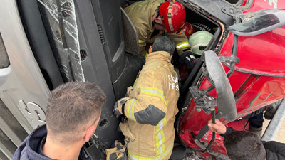 Bursa’da TIR kazası: Sürücü araçta sıkıştı