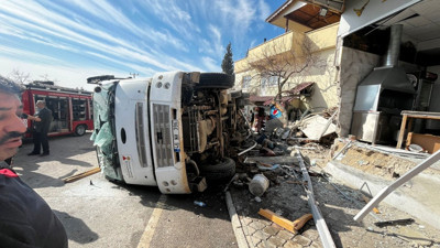 Kahramanmaraş'ta kum yüklü kamyon dehşeti! Rampada geri kaydı, halk otobüsüne çarptı: 11 yaralı