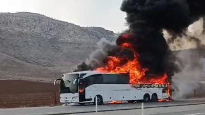 Batman’da seyir halindeki tur otobüsü alev topuna döndü! Şoförün dikkati faciayı önledi