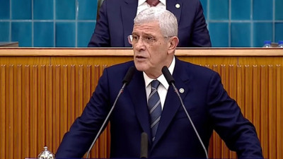 Müsavat Dervişoğlu partisinin grup toplantısında konuşuyor