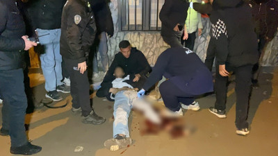 Deprem anma törenine katılmak isteyen gençler bıçaklı saldırıya uğradı