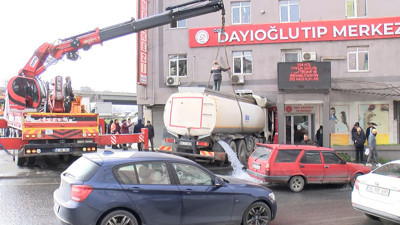 Başakşehir’de faciadan dönüldü! Tıp Merkezi’ne tankerle daldı