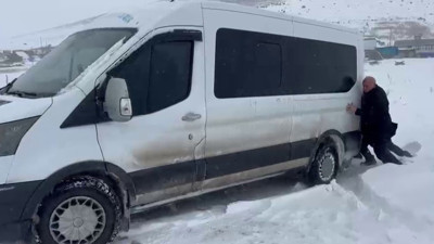 Öğrenci servisi mahsur kaldı! İmdatlarına meclis üyeleri yetişti