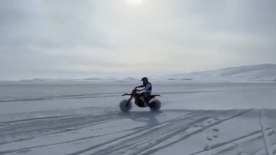 Türkiye şampiyonundan Çıldır Gölü’nde nefes kesen gösteri