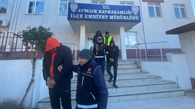 Ayvalık’ta iki ayrı operasyonda 3 kişi gözaltına alındı