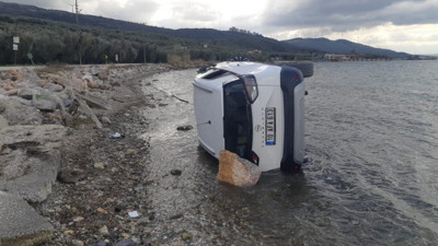 Virajı alamayan otomobil önce takla attı ardından denize düştü