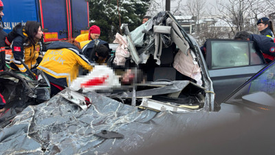 Otomobil, TIR'a çarptı; baba öldü, anne, çocuğu ve sürücü yaralandı