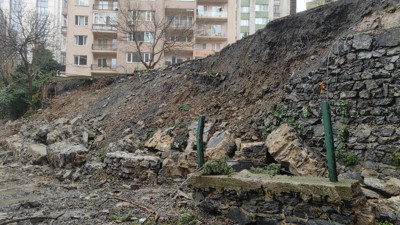 İstanbul’da lüks semtte istinat duvarı çöktü! 8 araç göçük altında kaldı