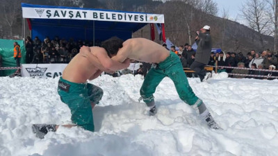 Buz gibi havada Karakucak Güreşleri ilgi çekti