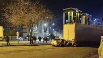 Siverek’te otomobil tıra ok gibi saplandı: 3 yaralı