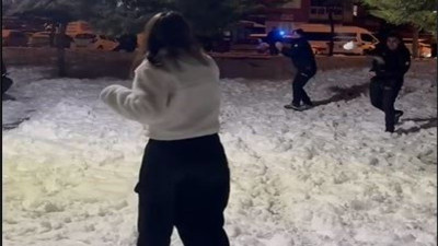 Kayseri'de polislerle gençlerin kar topu eğlencesi