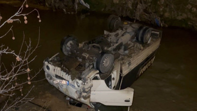 Bursa'da alkollü sürücü, aracıyla dereye uçtu