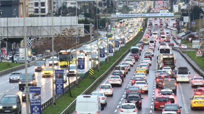 İstanbul'da haftanın ilk iş gününde trafik felç oldu