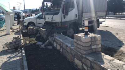 Burdur’da kamyonet ile otomobil çarpıştı! Yaralılar var